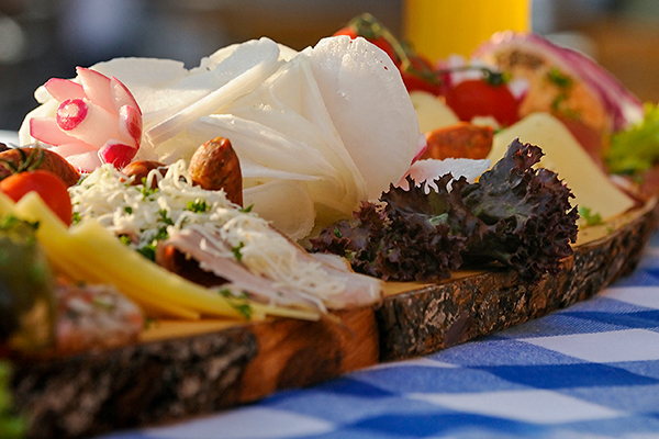 Feine Brotzeiten genießen, selbst mitgebracht oder im Biergarten kaufen.